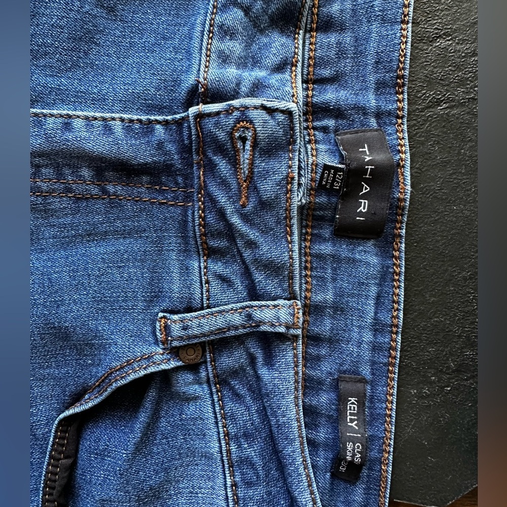 TAHARI size 12/31 Kelly Classic Skinny ankle jeans. Amazing stretch!